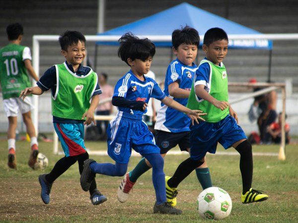 Football Skills by Age Group: A Practical Development Guide for Grassroots Coaches